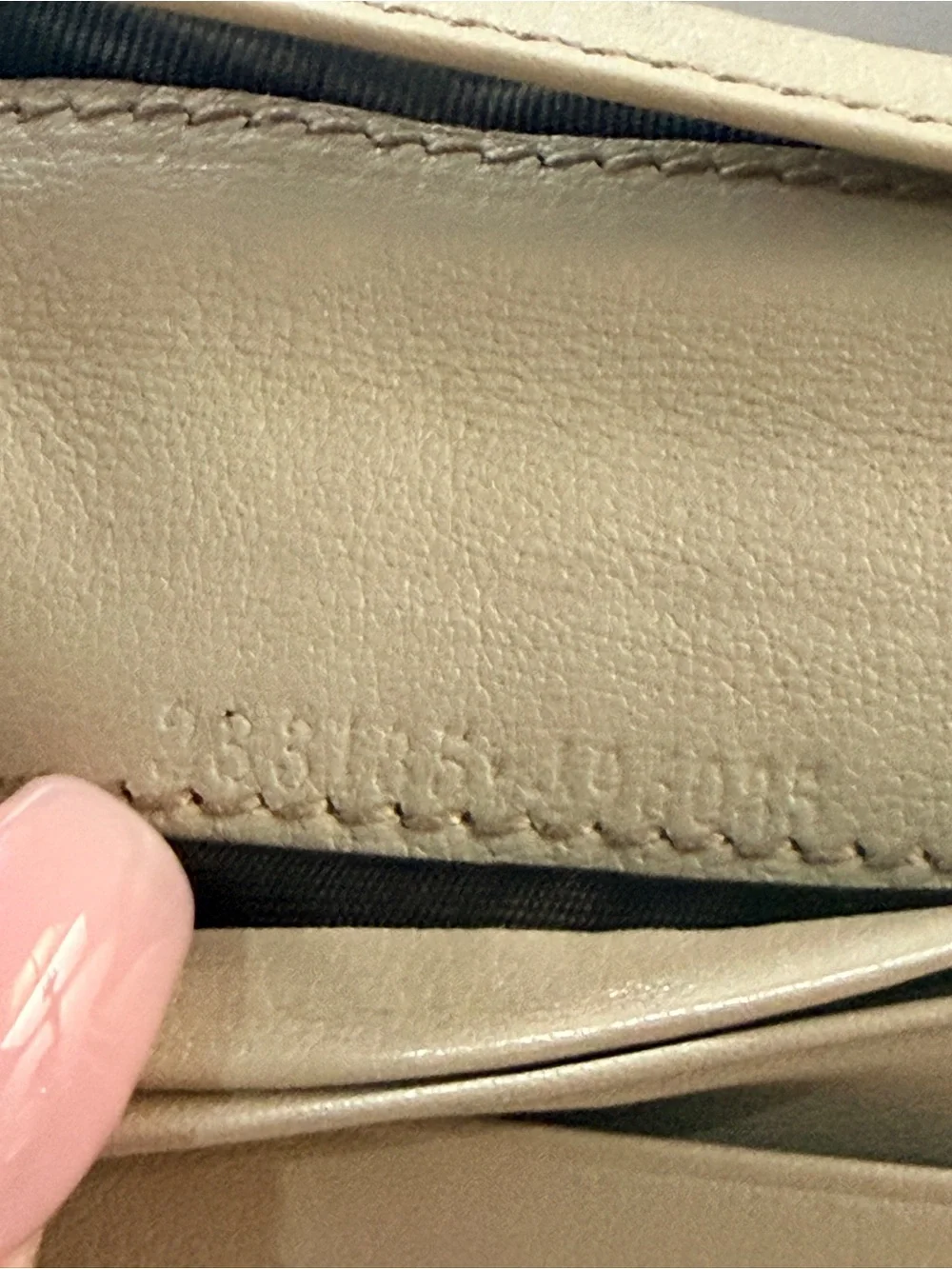 Gucci Guccissima Cream Card Case with Gold Hardware - PreLOVED ❣️ - Picture 6 of 8